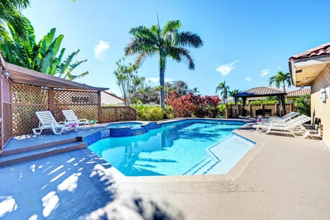 Garden view, Pool view, Swimming pool, sunbed