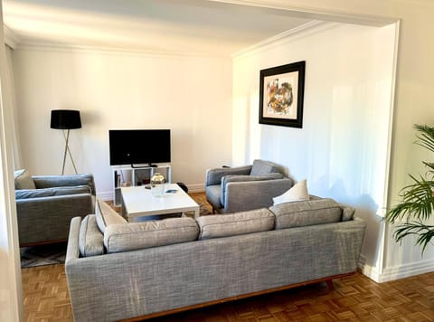 Communal lounge/ TV room, TV and multimedia, Living room, Seating area, Evening entertainment