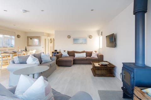 4BR Beach House sleeps 10 - 5 mins walk to the Sea House in West Wittering