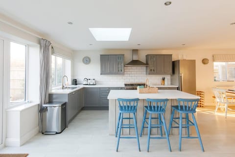 4BR Beach House sleeps 10 - 5 mins walk to the Sea House in West Wittering