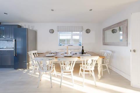 4BR Beach House sleeps 10 - 5 mins walk to the Sea House in West Wittering