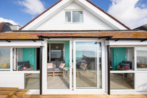 Stunning Beachfront Apt w Balcony & Sea Views Apartment in Bognor Regis