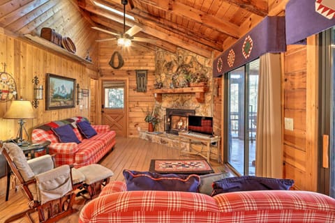 High Country Cabin with Fire Pit and Hot Tub! House in Mineral Bluff