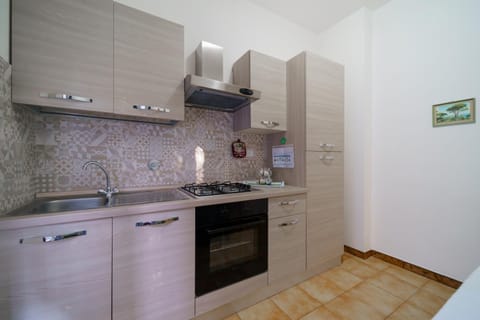 Kitchen or kitchenette, pet friendly, stove