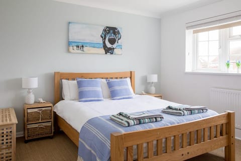 Tranquil Family Retreat 5 min to Beach Garden House in West Wittering