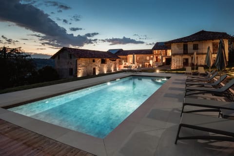 Property building, Swimming pool, sunbed