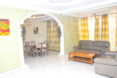 Appartement de 3 chambres avec balcon et wifi a KinshasaELv Copropriété in Brazzaville