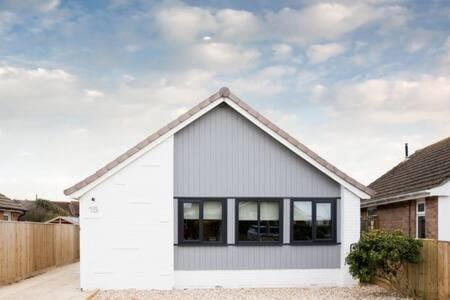 Seaside Bungalow for 6 Close to Village & Beach House in West Wittering