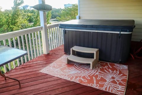 Patio, Day, Hot Tub, Balcony/Terrace