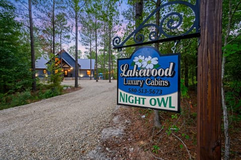 Brand New! Night Owl - Secluded, Hot Tub, Game Loft, Fireplaces Maison in Broken Bow