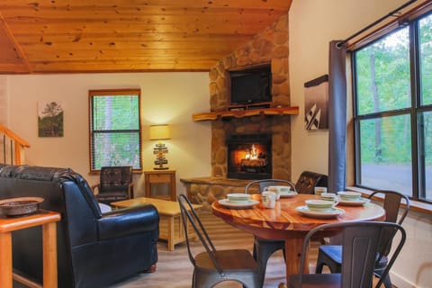 The Trail House at Eagle Ridge cabin House in Broken Bow
