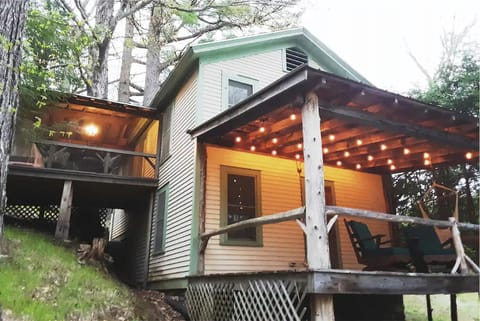 Adirondack Cottage Retreat Bed and Breakfast in Elizabethtown