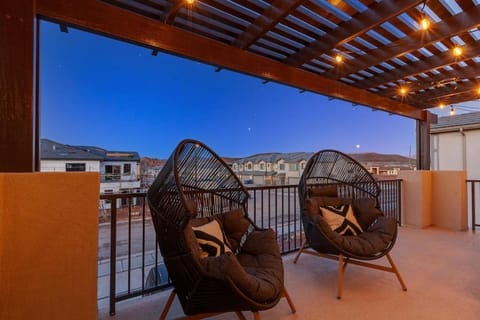 Zion Village Resort 2053 Brand New Home!! Private Pool, Hot Tub, and 35mins from Zion National Park Casa in Hurricane