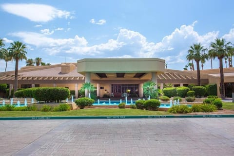 Sunny Palm Desert Escape on Golf Course House in Palm Desert