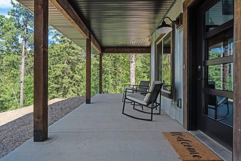 High Mountain Rustic Cabin Hot Tub Game Loft House in North Lawrence