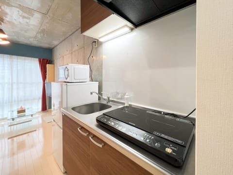 Kitchen or kitchenette, minibar, stove