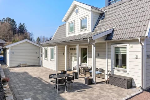 Modernt hus med parkeringsplatser och trädgård Villa in Gothenburg