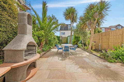 Lovely Seaside Villa & Gardens 40 Metres to Beach House in Bognor Regis