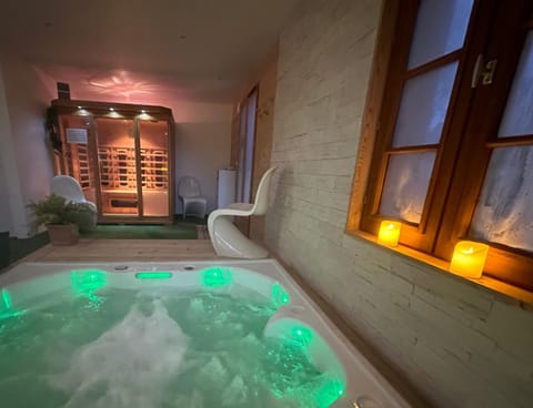 Hot Tub, Sauna