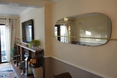 Cozy, modern, spacious 4 bedroom house in london House in Romford