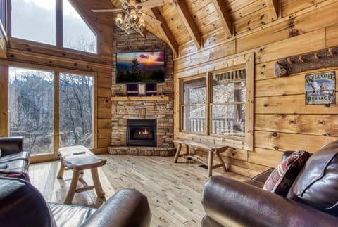 The Wildlife Lodge - GREAT LOCATION! CLOSE TO TANGER OUTLETS! cabin Casa in Sevierville