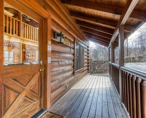 The Wildlife Lodge - GREAT LOCATION! CLOSE TO TANGER OUTLETS! cabin House in Sevierville