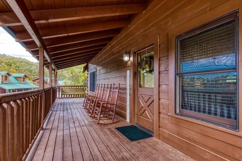 ERN819 - Mountain Majesty - Great Location! Close to All the Action! cabin House in Pigeon Forge