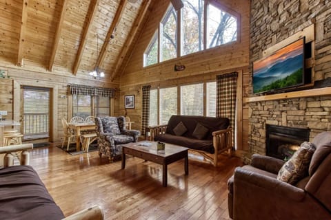 ERN819 - Mountain Majesty - Great Location! Close to All the Action! cabin House in Pigeon Forge