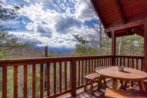 Cub Path Lodge - Luxurious 5 5 with Theatre Room and Mountain Views! cabin House in Gatlinburg