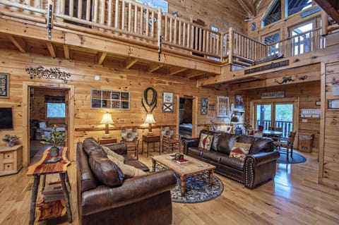 ERN854 - Wagon Wheel Lodge - Great Location! Close To All The Action! cabin House in Pigeon Forge