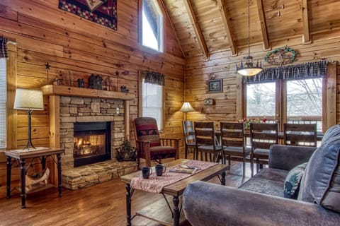 ER6 - On Eagles' Wings - Great location, Close to all the action! cabin House in Pigeon Forge