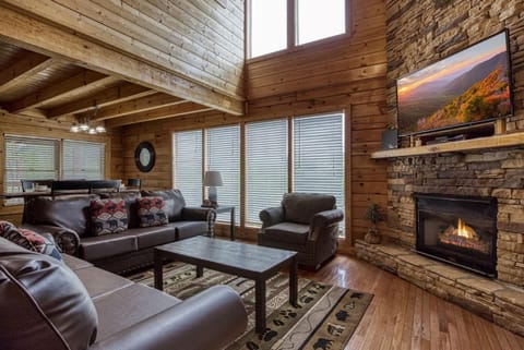 ERN813 - Heavenly View- Great Location! Close To All The Action! cabin House in Pigeon Forge