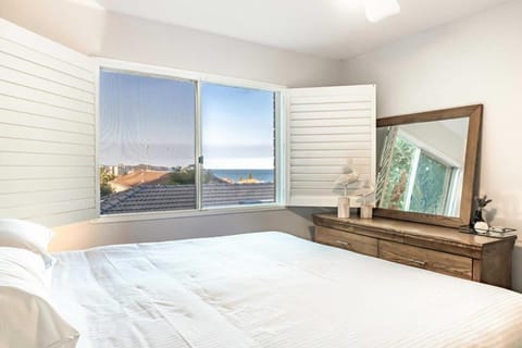 Ocean Views 2-Bed Apartment Minutes from Beach Apartamento in Sydney