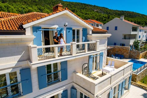 Property building, Day, Balcony/Terrace, Sea view