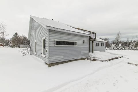 Panoramic-Blue Mountain-Balcony-Sauna-Backyard-King Chalet in Grey Highlands