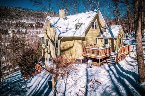 Property building, Day, Natural landscape, Winter, Mountain view