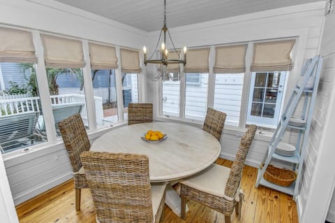 Seaside Cottage "SEA SHACK" Adorable Tupelo Street, Sleeps 4 home Maison in Seaside