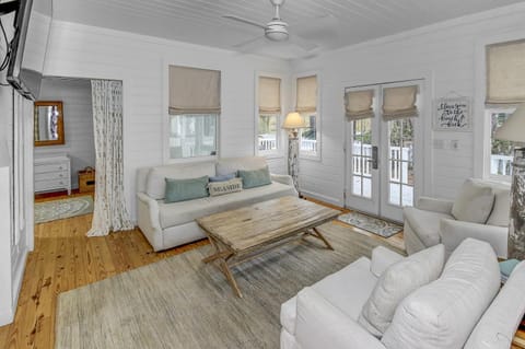 Seaside Cottage "SEA SHACK" Adorable Tupelo Street, Sleeps 4 home Maison in Seaside