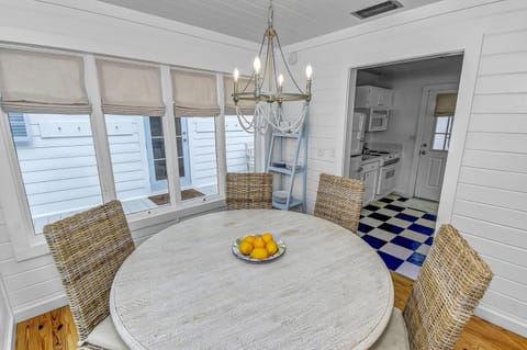 Seaside Cottage "SEA SHACK" Adorable Tupelo Street, Sleeps 4 home Maison in Seaside