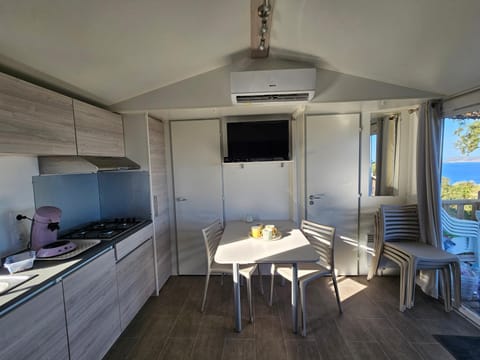 Mobilhomme LECCI 3 CHAMBRES AVEC VUE MER EXCEPTIONNELLE Campground/ 
RV Resort in Lumio