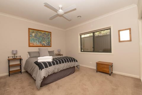 Villa on Rosemary - Cosy & Private Walk to CBD House in Orange