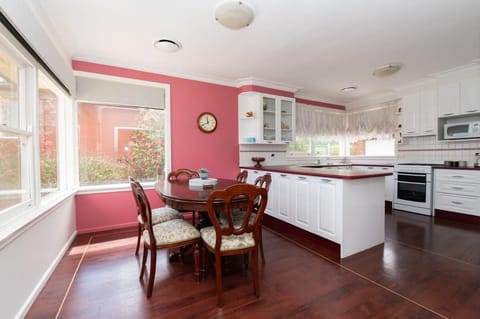 Oak St - Perfect Home Away From Home Close to CBD House in Orange