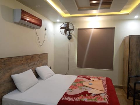 Bed, TV and multimedia, Photo of the whole room, Bedroom, air conditioner