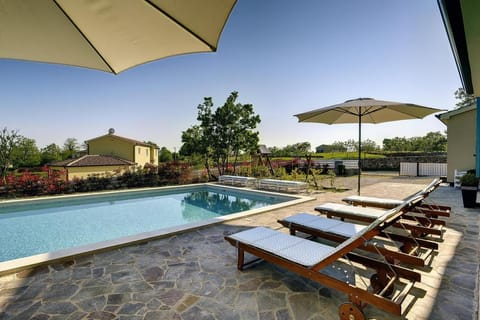 Sonnige Villa mit privatem Pool, Sauna, Whirlpool, WLAN, Klima und ein Kinderspielplatz House in Istria County