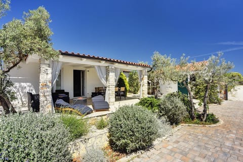Traumhafte Strandfinca mit eigenem Zugang zum Strand und Klima, WLAN, BBQ House in Peroj