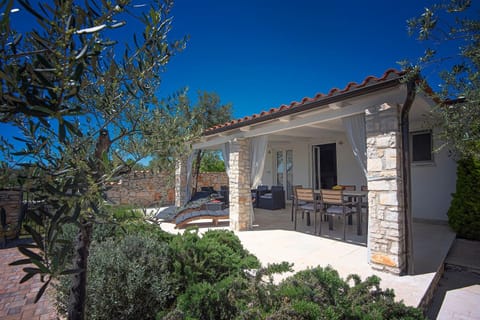 Traumhafte Strandfinca mit eigenem Zugang zum Strand und Klima, WLAN, BBQ House in Peroj