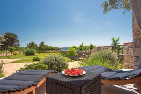 Traumhafte Strandfinca mit eigenem Zugang zum Strand und Klima, WLAN, BBQ House in Peroj