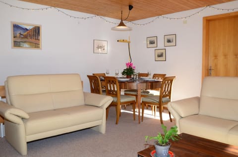 Charming and cosy apartment (sleeps 4-6 people) in a beautiful mountain village Eigentumswohnung in Murren
