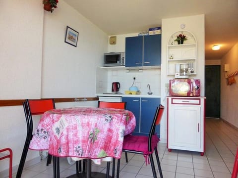 Coffee/tea facilities, Kitchen or kitchenette, Dining area, oven, stove