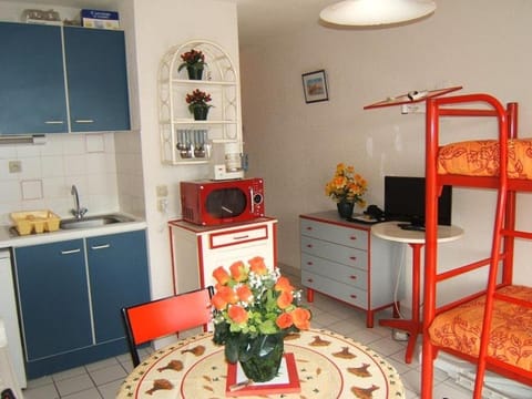 Coffee/tea facilities, Kitchen or kitchenette, Living room, Dining area, bunk bed, oven, stove